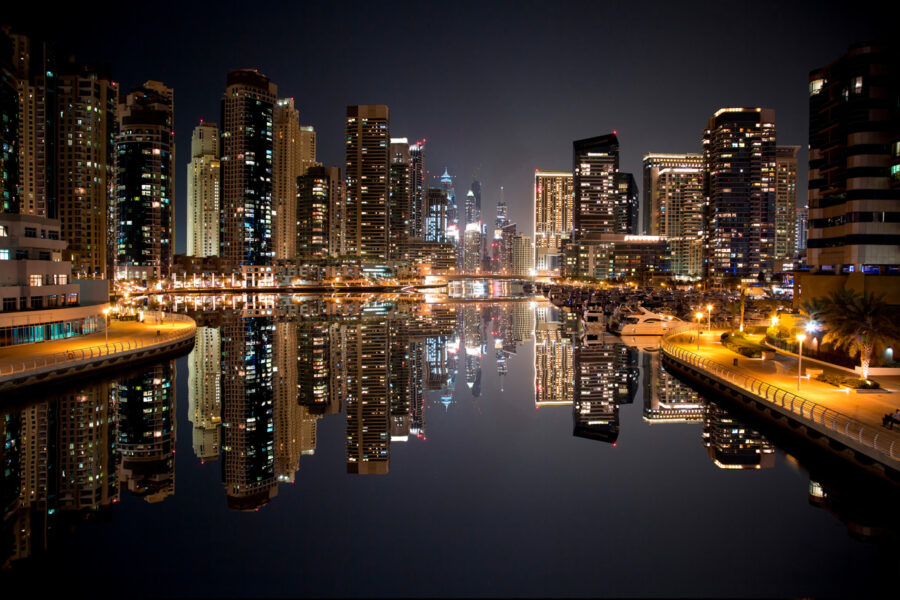 Papel de parede Horizonte da cidade com luzes a refletir na água - Image 10