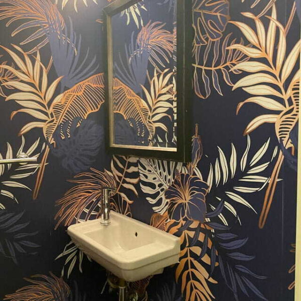 Padrão de folhas sobre um fundo azul Padrão de folhas sobre um fundo azul