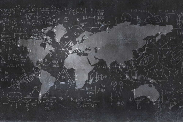 Quadro de giz com um mapa e equações matemáticas Quadro de giz com um mapa e equações matemáticas
