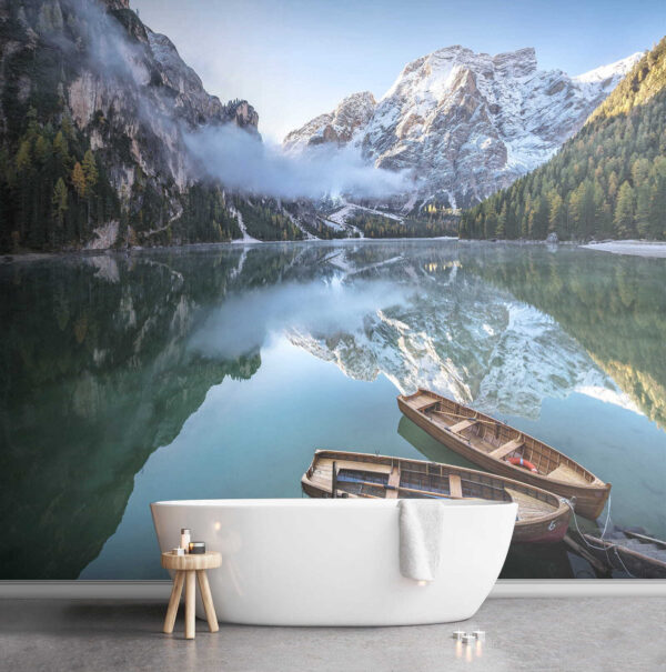 Barcos num lago com montanhas ao fundo Barcos num lago com montanhas ao fundo