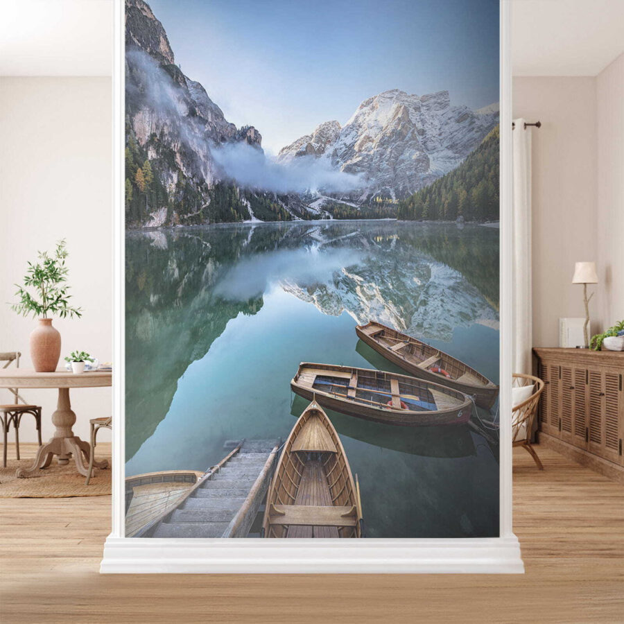 Barcos num lago com montanhas ao fundo