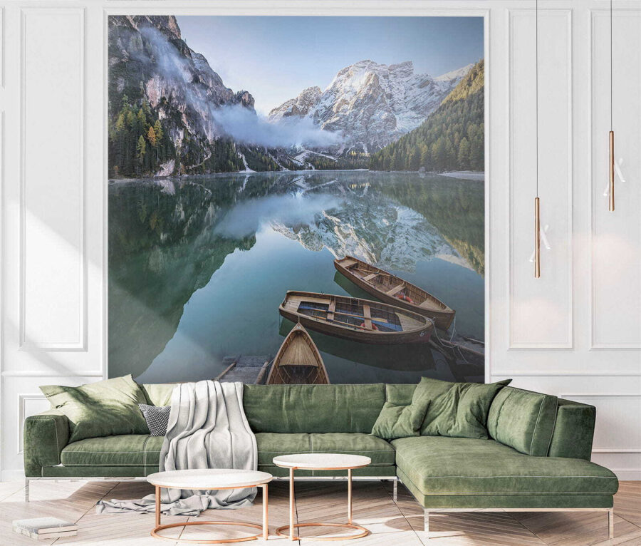 Barcos num lago com montanhas ao fundo