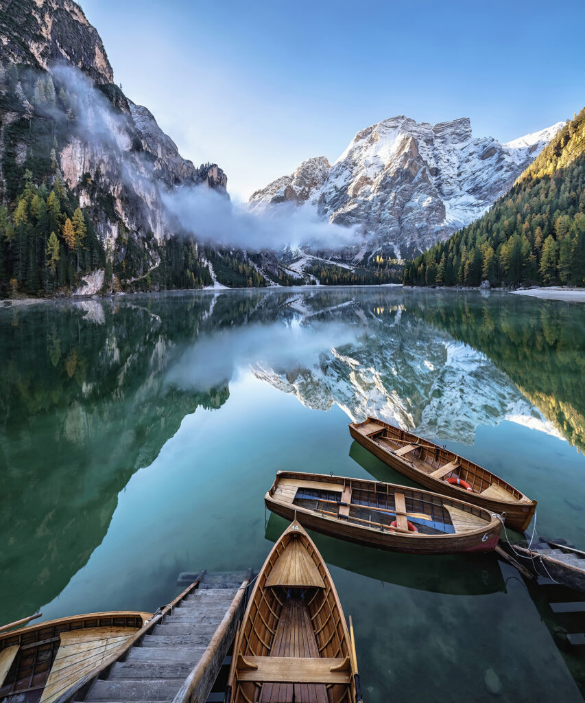 Barcos num lago com montanhas ao fundo Barcos num lago com montanhas ao fundo