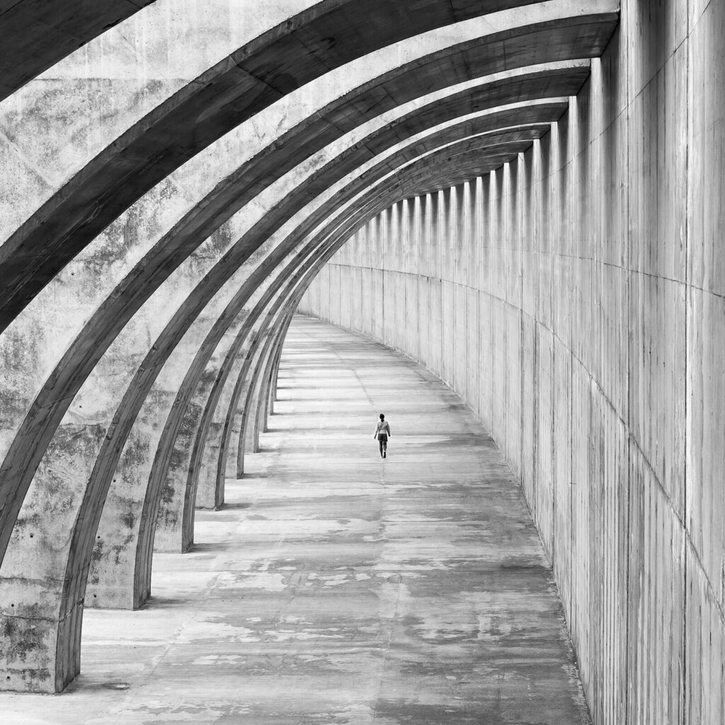 Pessoa a correr num túnel Pessoa a correr num túnel