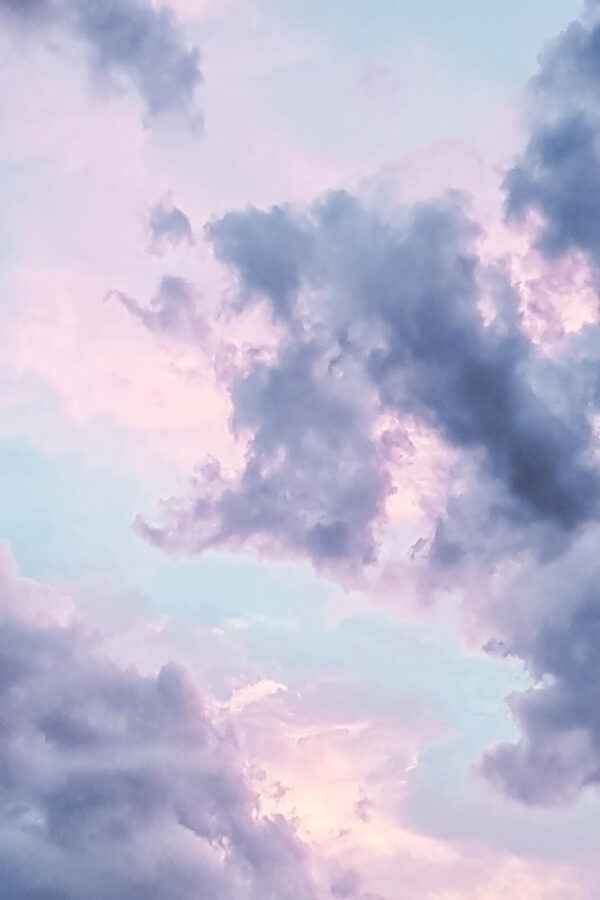 Céu nublado com nuvens cor-de-rosa e azuis Céu nublado com nuvens cor-de-rosa e azuis