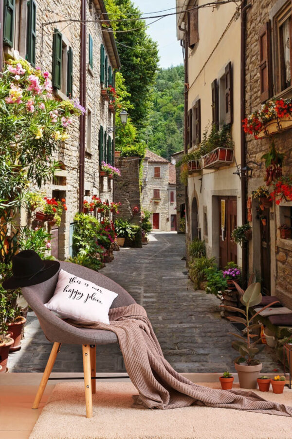 Rua estreita com flores e plantas ao lado Rua estreita com flores e plantas ao lado