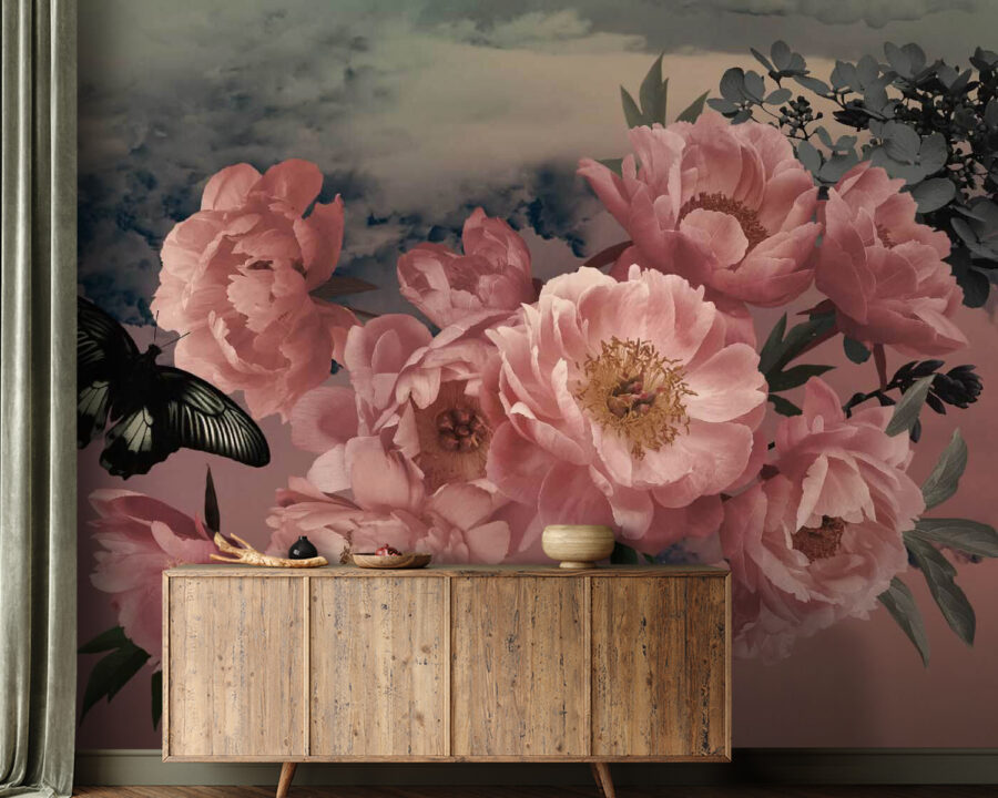 Borboleta a voar sobre um ramo de flores cor-de-rosa