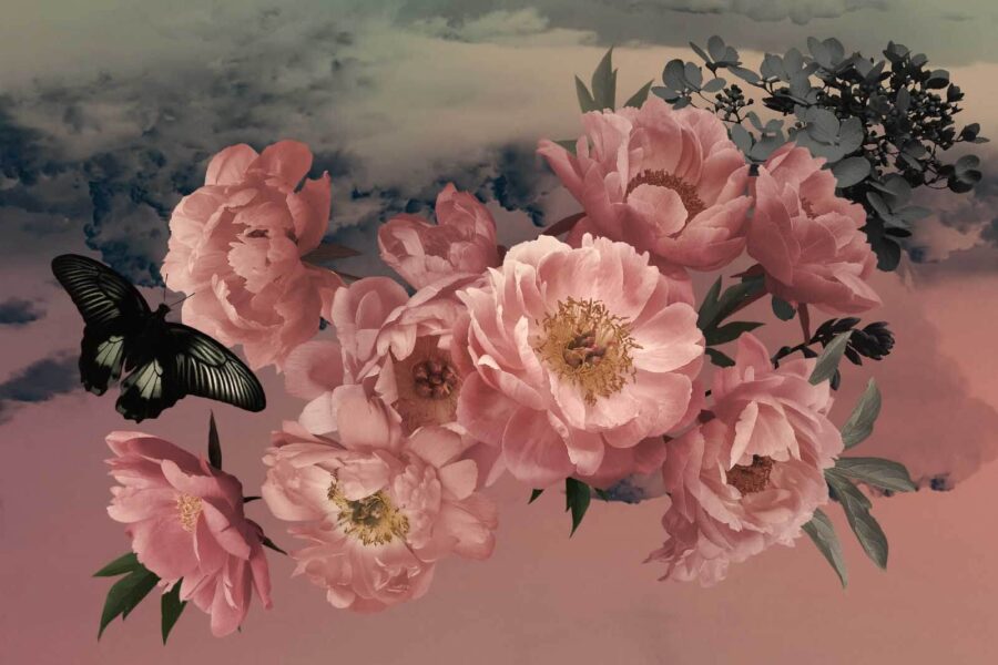 Borboleta a voar sobre um ramo de flores cor-de-rosa