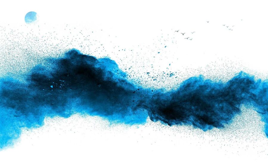 Explosão de pó azul sobre um fundo branco Explosão de pó azul sobre um fundo branco