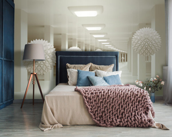 Quarto branco com bolas brancas no teto Quarto branco com bolas brancas no teto
