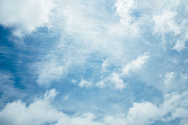 Céu azul com nuvens Céu azul com nuvens