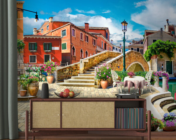 Pátio com uma mesa e cadeiras e uma fonte em frente a um edifício Pátio com uma mesa e cadeiras e uma fonte em frente a um edifício