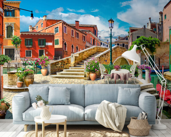 Pátio com uma mesa e cadeiras e uma fonte em frente a um edifício Pátio com uma mesa e cadeiras e uma fonte em frente a um edifício