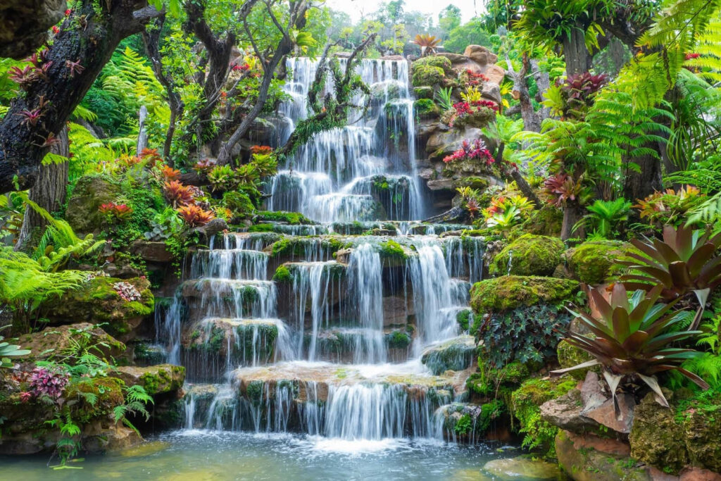 Cascata num jardim tropical Cascata num jardim tropical