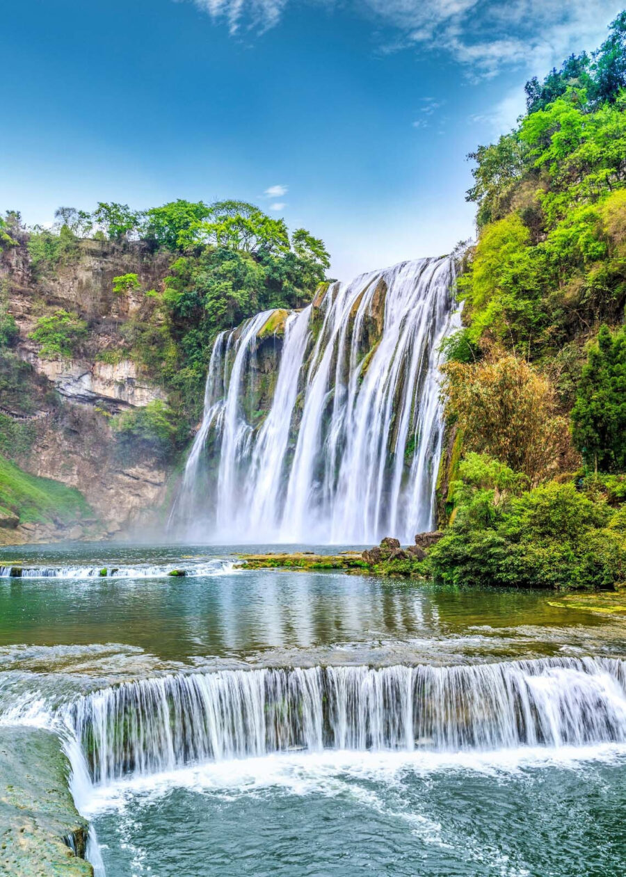 Cascata rodeada de árvores