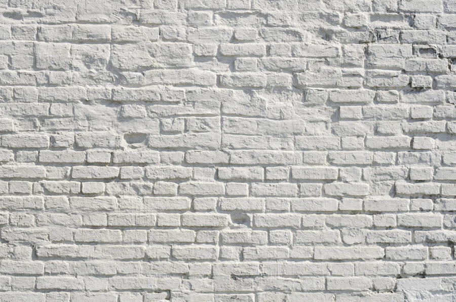 Parede de tijolo branco com manchas pretas