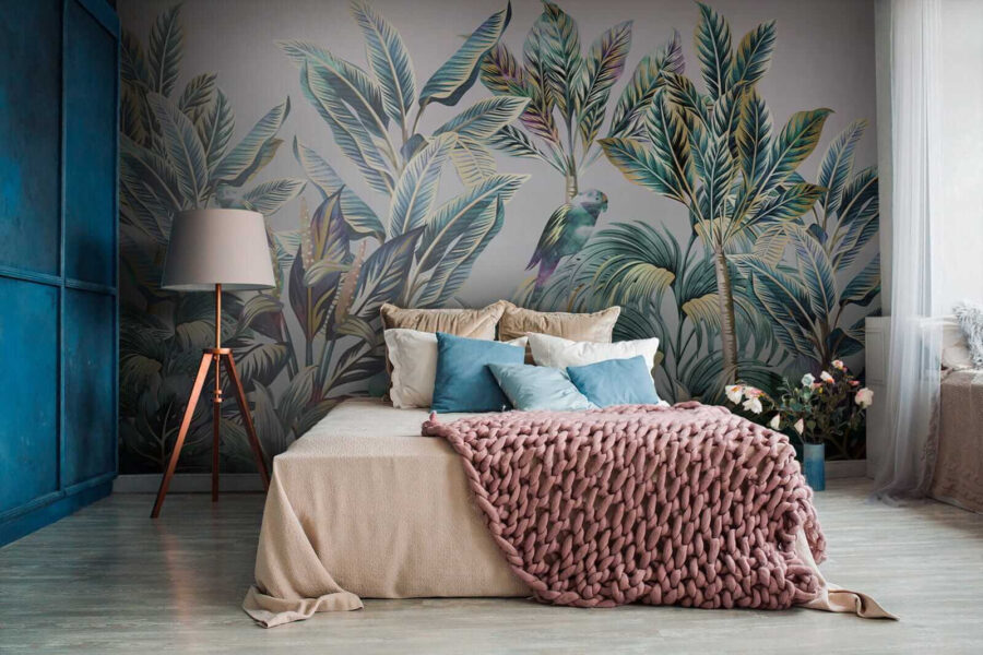 Folhas tropicais com pássaros escondidos.