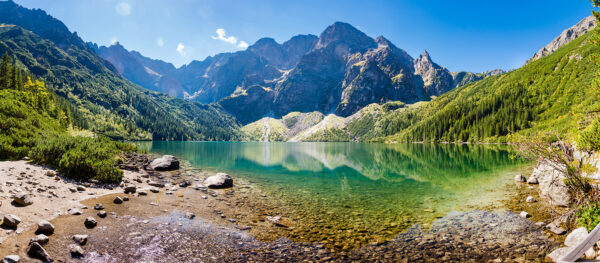 Lago com montanhas ao fundo Lago com montanhas ao fundo