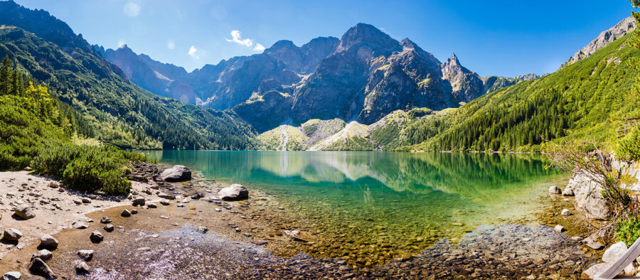 Lago com montanhas ao fundo