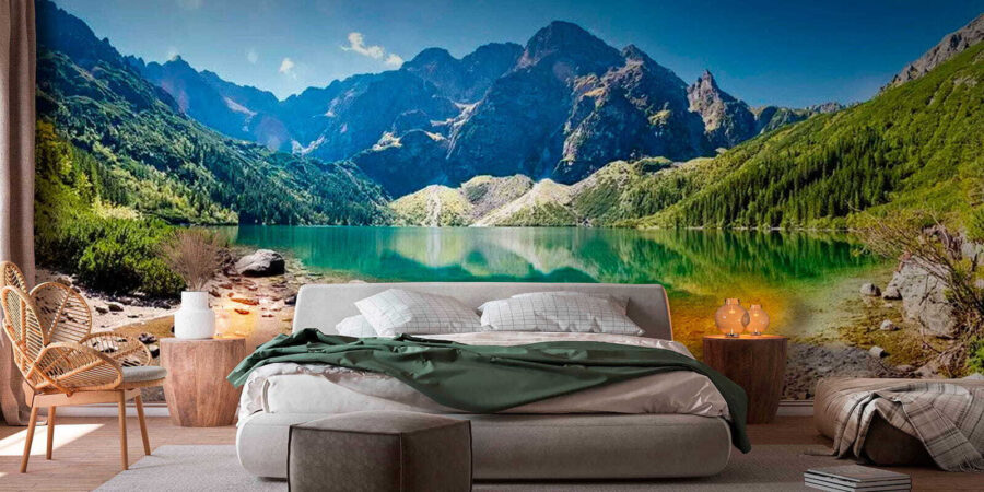 Lago com montanhas ao fundo