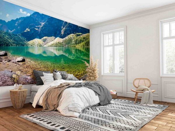 Lago com montanhas ao fundo Lago com montanhas ao fundo