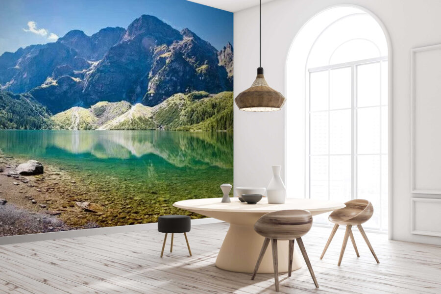 Lago com montanhas ao fundo