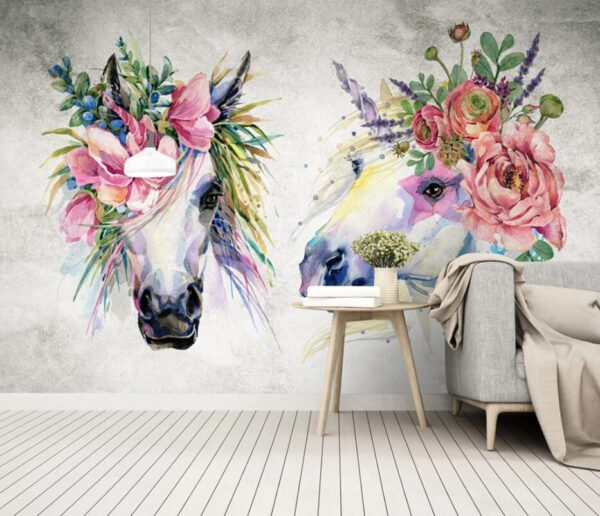 Casal de cavalos com flores na cabeça Casal de cavalos com flores na cabeça