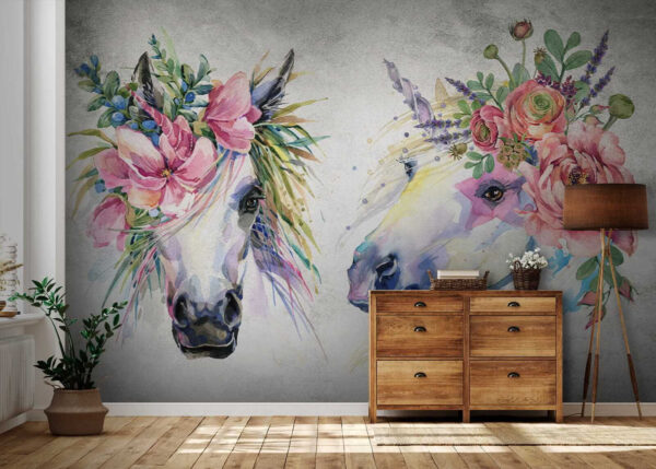 Casal de cavalos com flores na cabeça Casal de cavalos com flores na cabeça