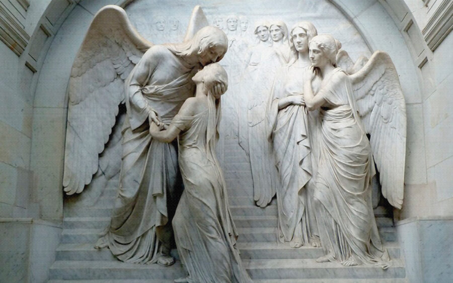 Estátua de um homem a beijar uma mulher