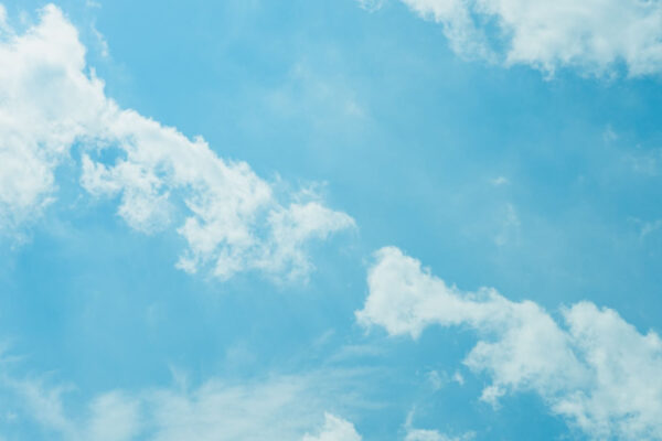 Céu azul com nuvens Céu azul com nuvens