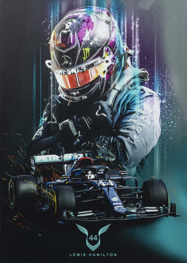 Pessoa com capacete e a segurar um carro de corrida Pessoa com capacete e a segurar um carro de corrida