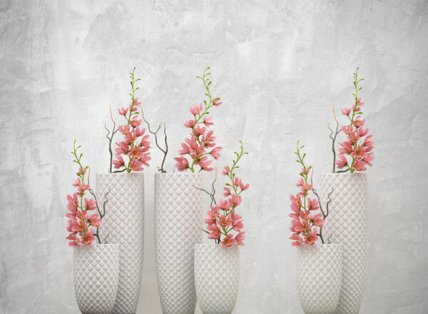 Grupo de vasos brancos com flores cor-de-rosa Grupo de vasos brancos com flores cor-de-rosa
