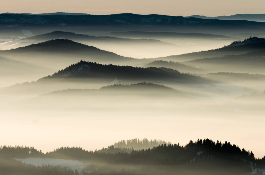 Paisagem de montanhas com nevoeiro Paisagem de montanhas com nevoeiro