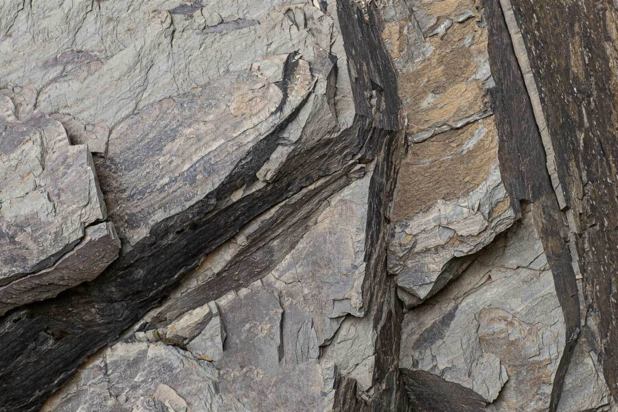 Padrões naturais em formações rochosas em camadas