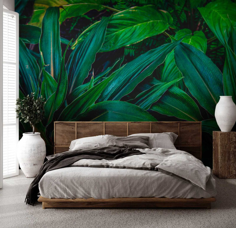 Folhas tropicais exuberantes num verde vibrante.