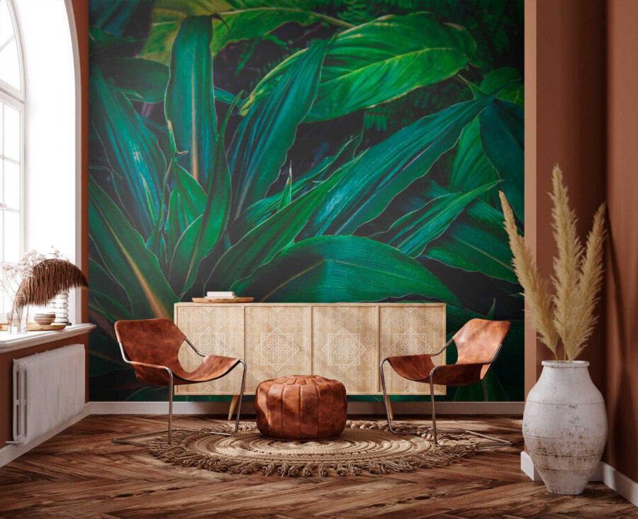 Folhas tropicais exuberantes num verde vibrante.
