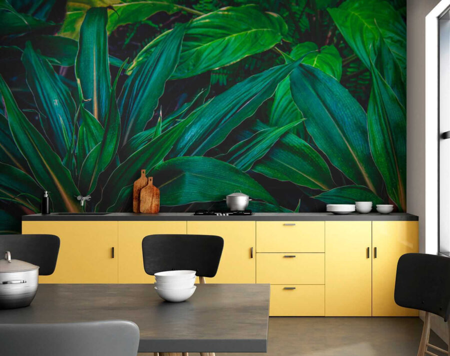 Folhas tropicais exuberantes num verde vibrante.