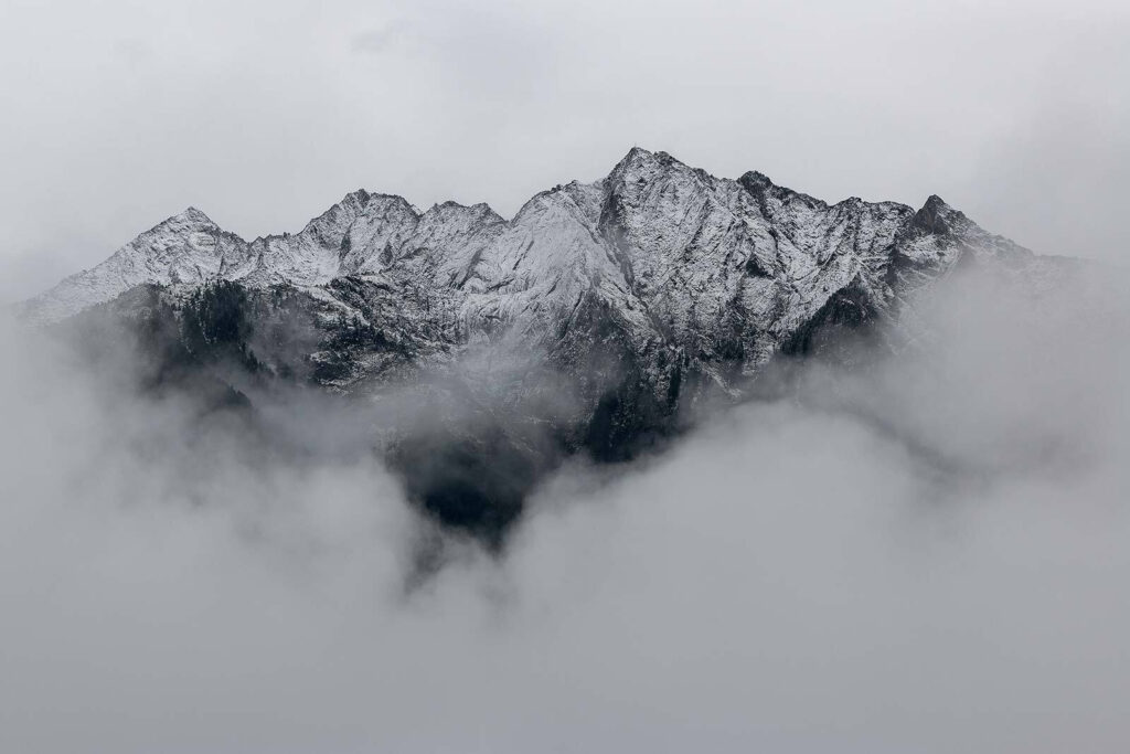 Montanha com neve no topo Montanha com neve no topo