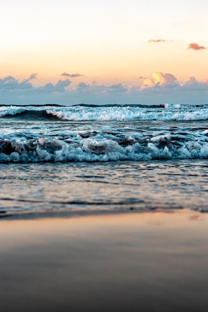 Ondas na praia com ondas a rebentar Ondas na praia com ondas a rebentar