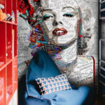 Papel de parede Mulher com lábios vermelhos e flores