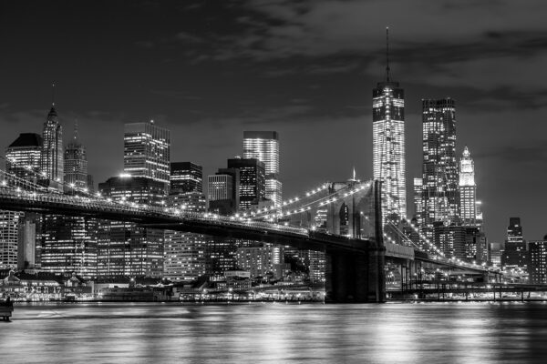 Ponte sobre a água com a linha do horizonte da cidade à noite Ponte sobre a água com a linha do horizonte da cidade à noite