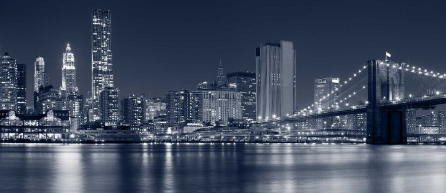 Horizonte da cidade à noite com uma ponte sobre a água