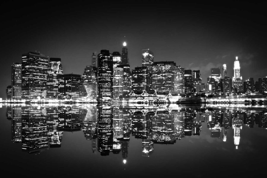 Horizonte da cidade à noite com luzes a refletir na água Horizonte da cidade à noite com luzes a refletir na água