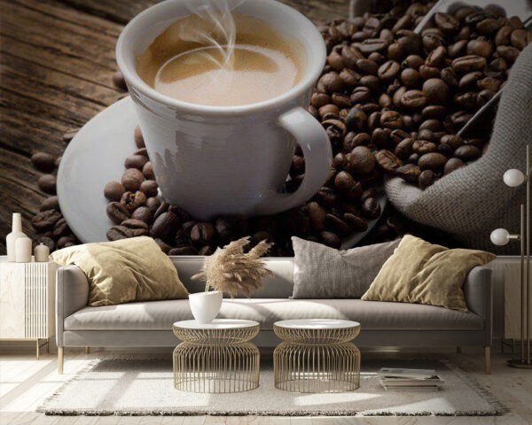 Chávena de café num pires com grãos de café Chávena de café num pires com grãos de café