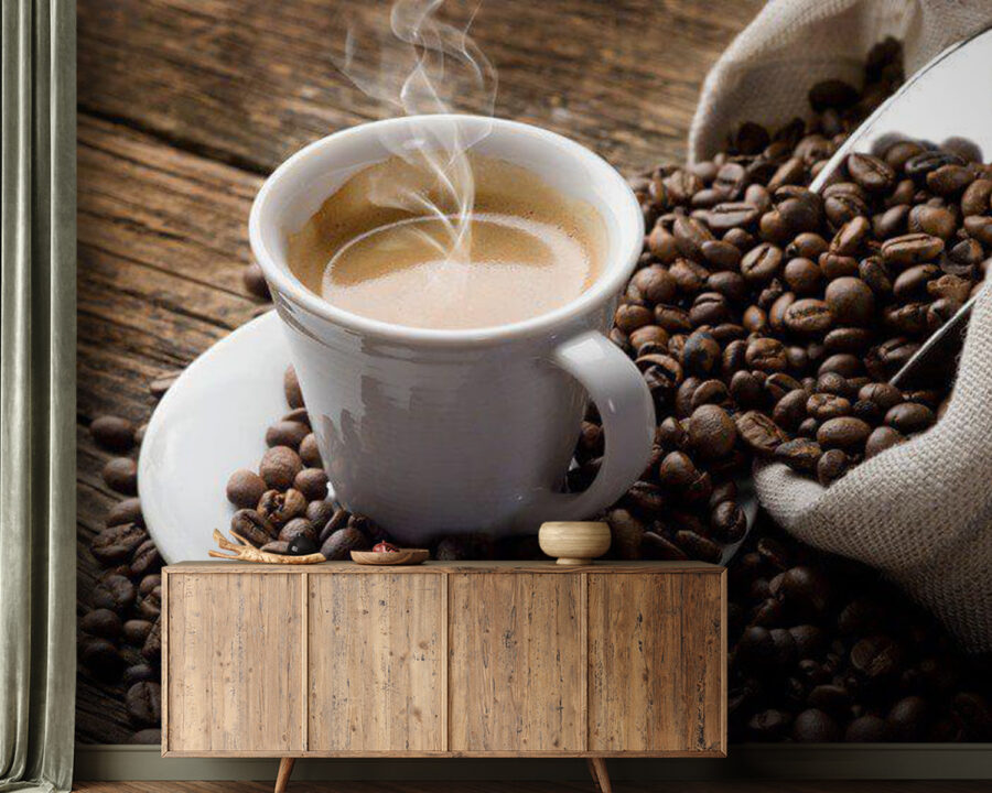 Chávena de café num pires com grãos de café