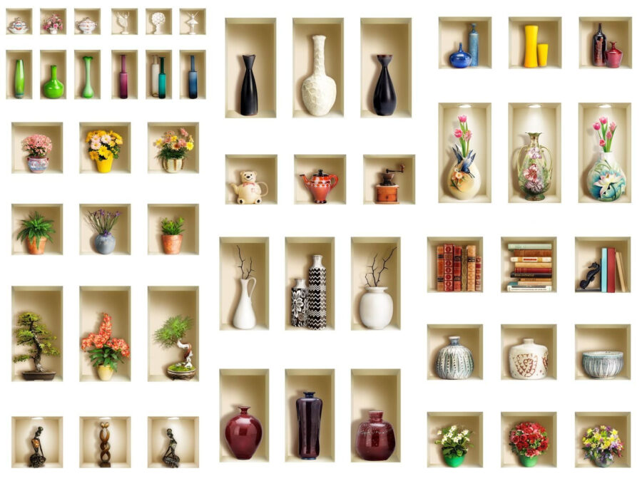 Parede com prateleiras cheias de vasos e flores