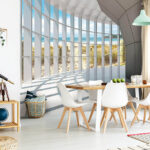 Papel de parede Quarto amplo com janelas e vista para a praia