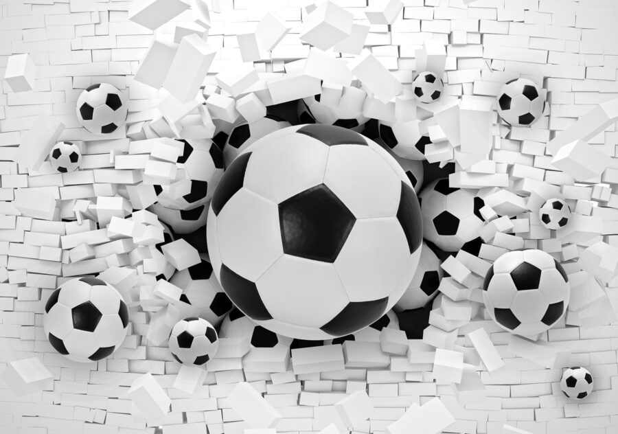 Grupo de bolas de futebol numa pilha de tijolos