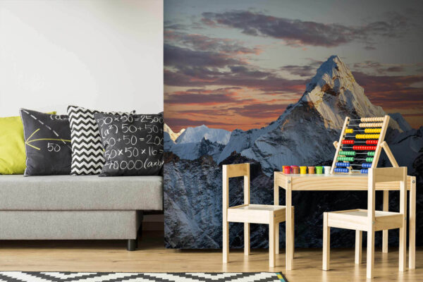 Montanha com neve no topo Montanha com neve no topo
