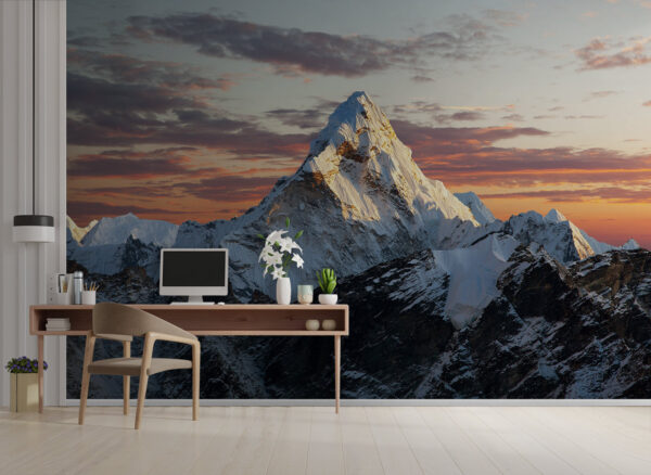 Montanha com neve no topo Montanha com neve no topo